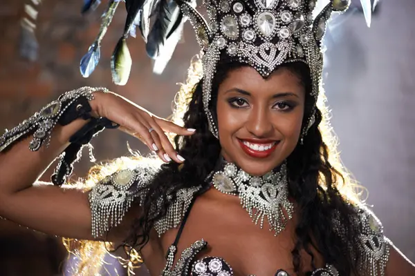 快乐的女人 肖像画和桑巴舞者 穿着服装参加狂欢节或节日的表演 在里约跳舞或听音乐会时面带微笑的女性或具有异国情调的表演者 — 图库照片