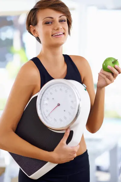 Portre Ölçü Beslenme Için Elmalı Mutlu Kadın Sağlıklı Bir Vücut — Stok fotoğraf