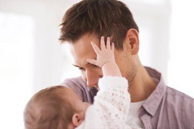 Sevgi, baba ve bebek sağlıklı gelişim için birlikte oynamak, rahatlamak ve kaynaşmak için evlerinde buluşuyorlar. Aile, adam ve yeni doğan çocuk gülümseyerek, kucaklayarak ve rahatlayarak ebeveynlik, bakım ya da güvenlik için.