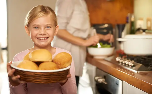 Portret Jong Meisje Koken Met Moeder Keuken Broodmand Voor Familiediner — Stockfoto