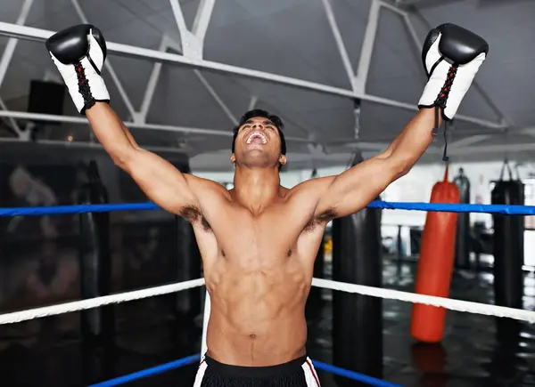 Boxer Homem Ginásio Com Celebração Anel Boxe Sorriso Para Treino — Fotografia de Stock