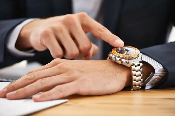 商务人士 特写镜头 并指出要随时注意 并提醒人们在日程或日程上的约会 企业家和检查时间的时钟和计划时间与手表的一天 — 图库照片