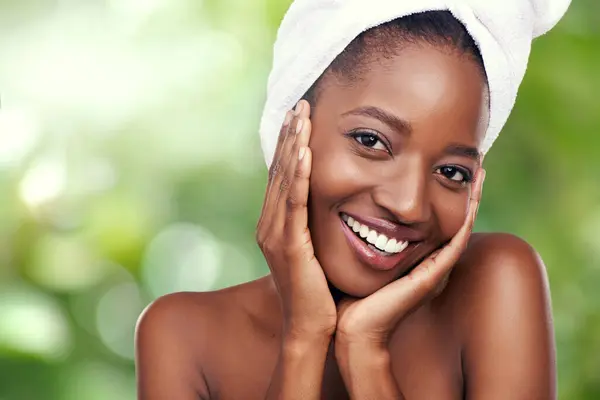 肖像画 皮肤护理或自然美感 绿色背景的皮肤和健康毛巾 为卫生 化妆品或化妆品而笑的年轻模特或非洲人的脸 — 图库照片