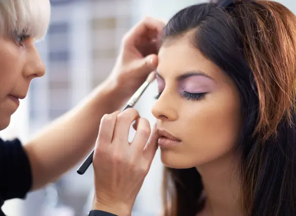 Donne Estetista Viso Con Trucco Salone Cosmetica Cosmetologia Bellezza Con — Foto Stock