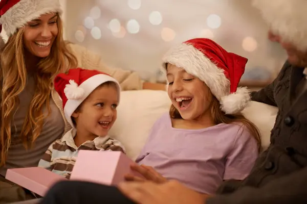 Noel Ebeveynler Çocuklar Kanepeye Hediye Paketi Koymuşlar Heyecanlı Mutlu Bir — Stok fotoğraf