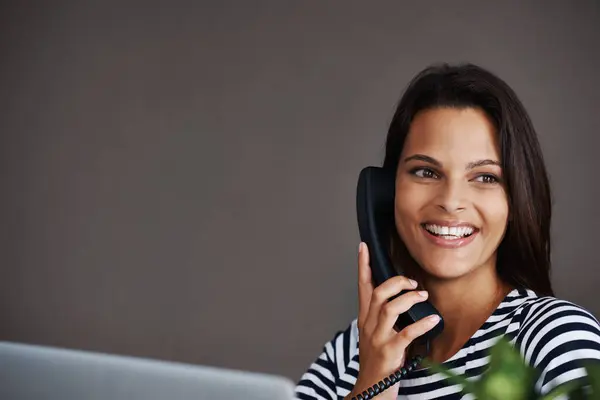 Telefonata Sorriso Donna Affari Conversazione Parlare Ascoltare Contatto Ufficio Startup — Foto Stock