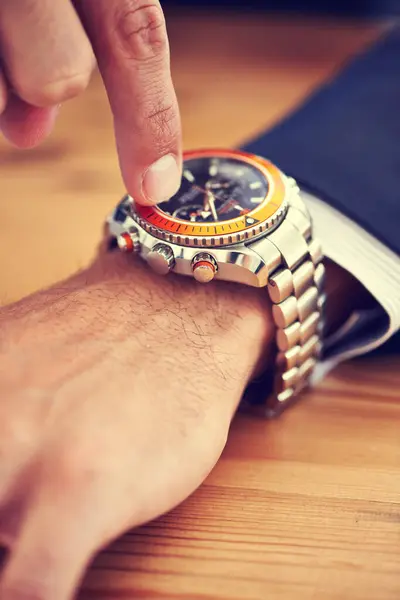 Zeiger Tisch Und Armbanduhr Mit Zeigezeit Für Deadline Büro Tisch — Stockfoto