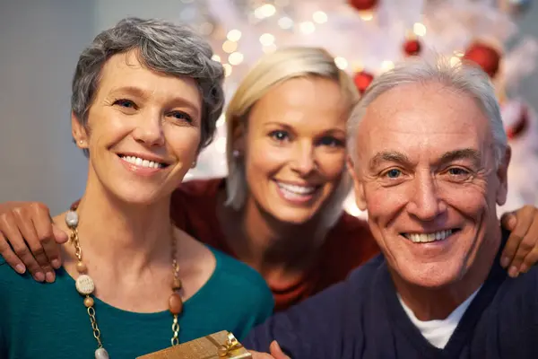 Jul Träd Och Seniorfamilj Porträtt Med Kärlek Glädje Och Tacksamhet — Stockfoto