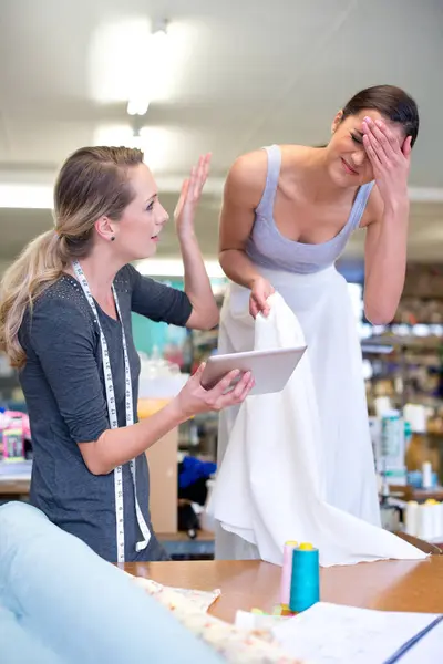 Mujer Costurera Tableta Frustrado Discusión Pequeña Empresa Con Error Sastre — Foto de Stock