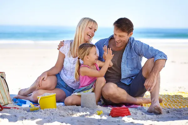 Famiglia Spiaggia Giovane Ragazza Vacanza Mare Oceano Con Castello Sabbia Foto Stock