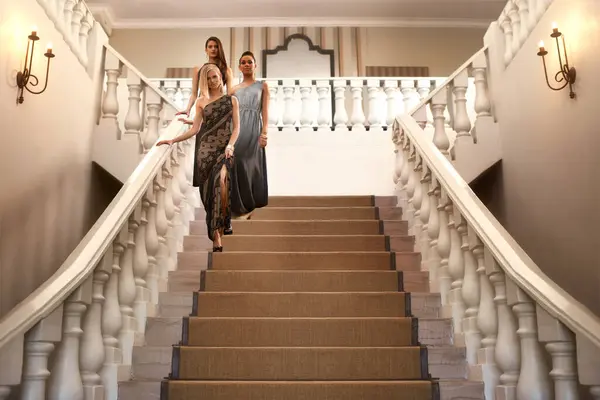 Mujeres Escaleras Vestido Para Gala Evento Fiesta Lujo Con Confianza —  Fotos de Stock