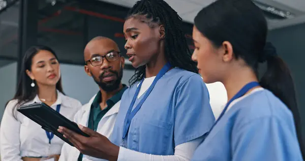Medical Team Tablet Discussion Hospital Doctor Meeting Diversity Work Healthcare — Stock Photo, Image