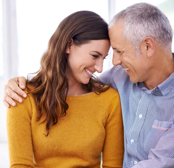 情侣们 欢笑着拥抱在家中 用爱和支持 在客厅里开玩笑和安慰 老年人在休息室里 面带微笑地拥抱 关爱和健康的关系 — 图库照片