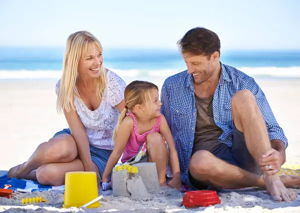 Mom Dad Girl Sandcastle Ocean Vacation Care Learning Building Holiday — Stock Photo, Image