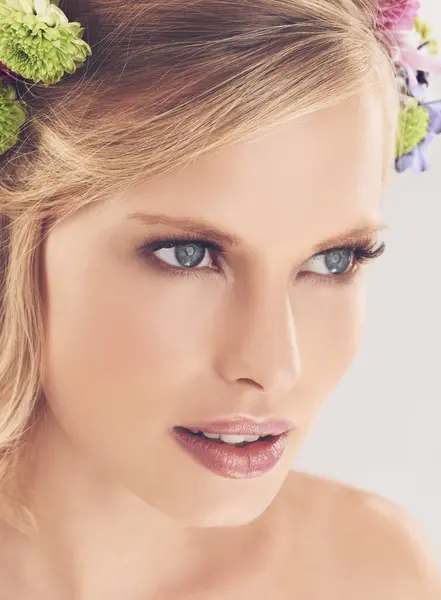 Woman Face Flowers Crown Studio Makeup Confidence Cosmetics Beauty Skincare — Stock Photo, Image