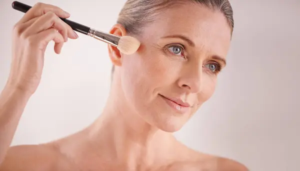 Cepillo Maquillaje Belleza Cara Mujer Estudio Para Cosmética Cuidado Personal —  Fotos de Stock