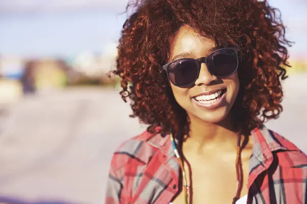 Cara Mujer Negra Sonrisa Con Gafas Sol Skatepark Aire Libre —  Fotos de Stock