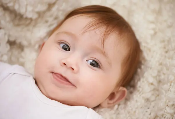 Feliz Lindo Cara Del Bebé Manta Jugando Para Desarrollo Del —  Fotos de Stock