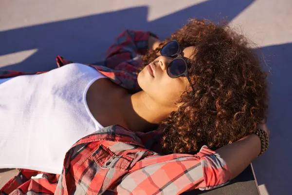 Mujer Negra Gafas Sol Pensar Con Monopatín Skatepark Aire Libre —  Fotos de Stock