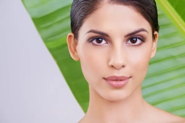Gesicht Frau Und Schönheit Mit Palmblatt Make Und Natürlicher Hautpflege — Stockfoto