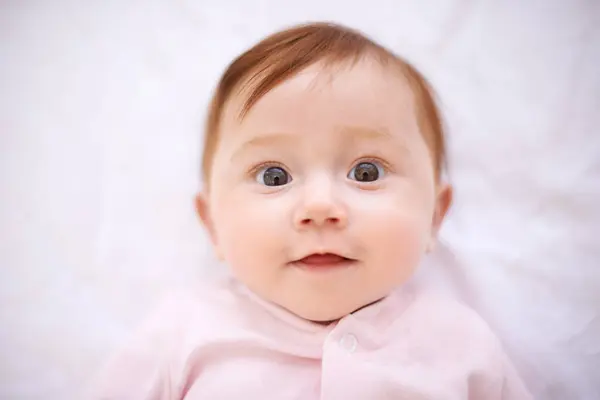 子供の頃の笑顔でベッドにいる少女のハッピー ベイビー 肖像画 保育園でのリラックス 成長のための平和 上からの甘い幼児および快適な子供の新生児 休息および顔 — ストック写真