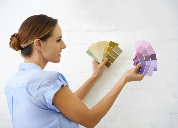 Χρώμα Δείγμα Τοίχο Και Γυναίκα Στο Σπίτι Για Εσωτερικό Σχεδιασμό — Φωτογραφία Αρχείου