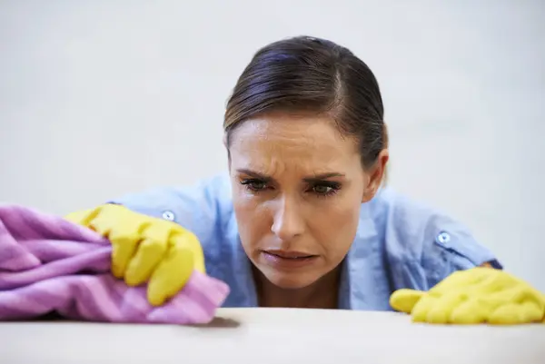 Mulher Luvas Mesa Limpeza Casa Desinfecção Remover Sujeira Bactérias Para — Fotografia de Stock