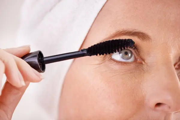Makeup Mascara Och Närbild Kvinna Med Borste Studio För Skönhet — Stockfoto