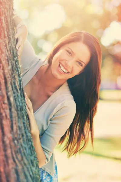 Mujer Parque Árbol Con Sonrisa Retrato Felicidad Con Alegría Diversión —  Fotos de Stock