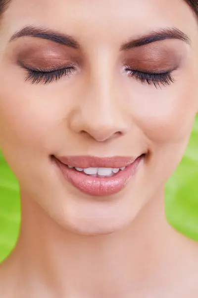 Šťastná Žena Krása Make Upem Úsměvem Kosmetikou Zeleným Pozadím Péče — Stock fotografie