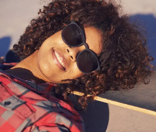 Mulher Negra Livre Sorrir Com Óculos Sol Skate Para Treinar — Fotografia de Stock