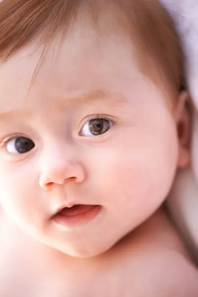 Primer Plano Niño Bebé Cama Con Pensamiento Para Desarrollo Infancia —  Fotos de Stock