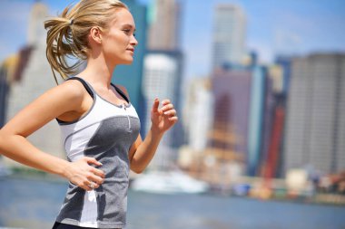 Kadın, güçlü ve şehirde fitness için koşuyor, aktif ve formda bir kadın New York 'ta egzersiz yapıyor. Enerji, spor eğitimi için maraton ve sporcu için egzersiz, dayanıklılık için kardiyo.