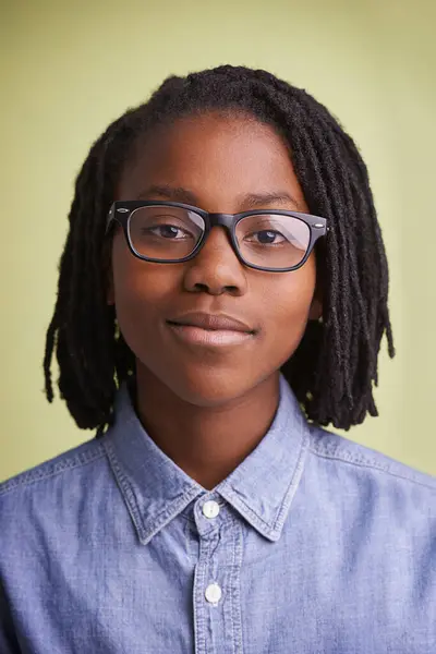 Adolescente Africana Gafas Retrato Estudio Para Educación Aprendizaje Conocimiento Sobre — Foto de Stock