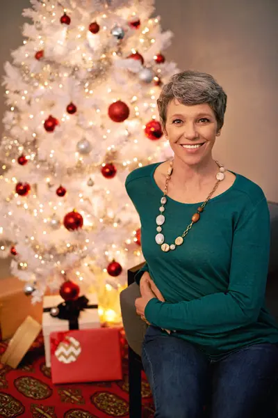 Navidad Árbol Retrato Mujer Madura Casa Para Las Vacaciones Con — Foto de Stock