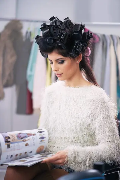 Vrouw Haar Make Met Krulspelden Salon Cosmetische Verzorging Model Met — Stockfoto