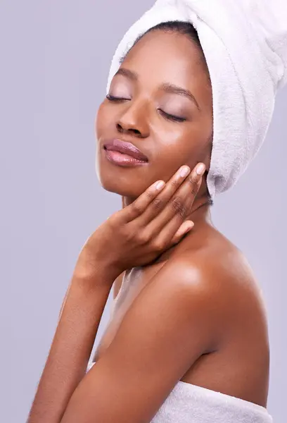 Cicha Czarna Kobieta Lub Ręcznik Włosów Studio Pielęgnacją Skóry Wellness — Zdjęcie stockowe