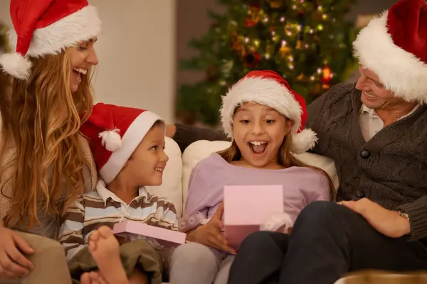 Ebeveynler Oturma Odası Noel Hediyeli Sürpriz Kanepeli Eğlencesi Aile Çocuklar — Stok fotoğraf