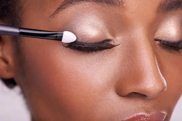 Mujer Negra Primer Plano Cara Pincel Para Sombra Ojos Con —  Fotos de Stock