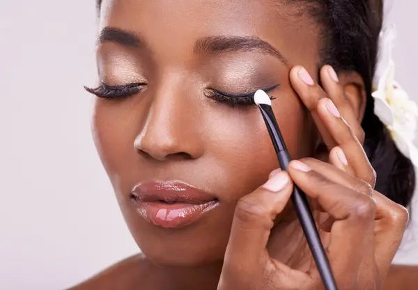 Svart Kvinna Ansikte Och Borste För Ögonskugga Med Skönhet Makeup — Stockfoto