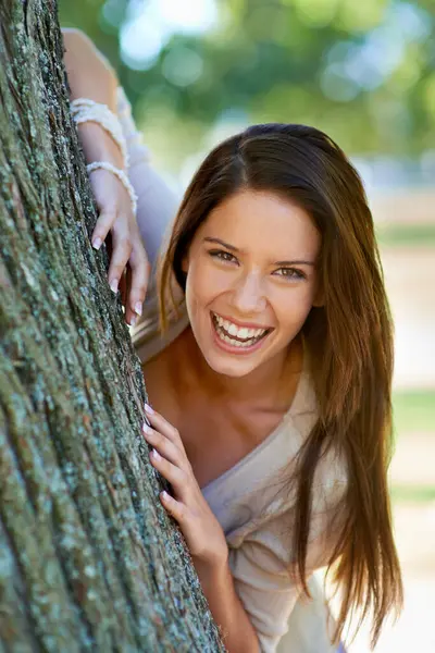 Mulher Magro Árvore Com Sorriso Retrato Felicidade Com Alegria Diversão — Fotografia de Stock