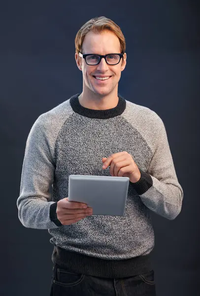 Mężczyzna Okulary Tablet Studio Uśmiechem Portret Połączenie Lub Kontakt Przez — Zdjęcie stockowe