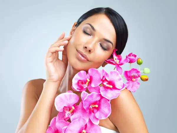 Mujer Flor Sonrisa Para Belleza Cosmetología Maquillaje Natural Sobre Fondo —  Fotos de Stock