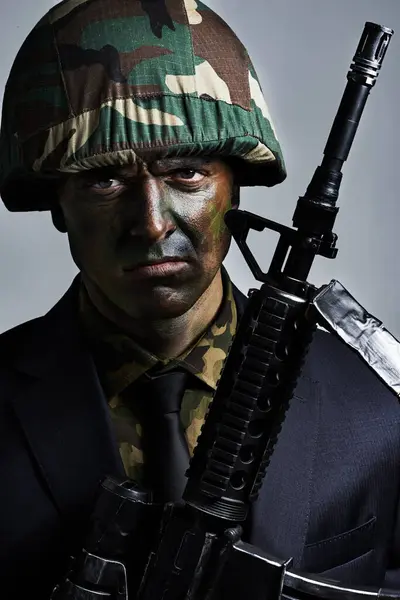 Soldato Uomo Pistola Ritratto Con Volto Mimetizzato Dipingono Conflitto Guerra — Foto Stock