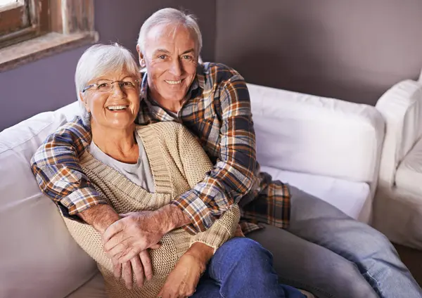 老年人和肖像画与拥抱 微笑和家的快乐退休 成熟的男人 女人和与老年人结婚 关心和热爱健康的关系和浪漫的休息和放松 — 图库照片
