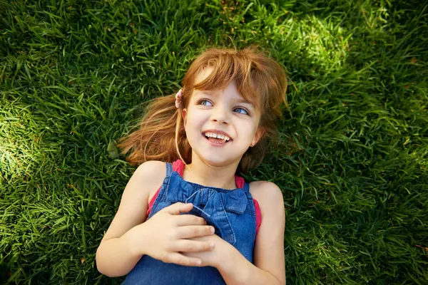 Kind Gras Glimlach Achtertuin Hoger Voor Een Ontspannen Vakantie Het — Stockfoto