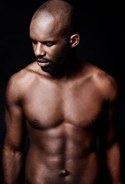 Siyah Adam Üstsüz Vücudu Altılı Bira Spor Kaslı Koyu Renk — Stok fotoğraf
