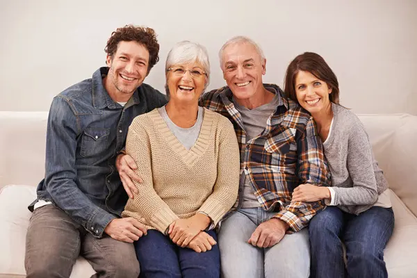 Ζευγάρι Ηλικιωμένοι Γονείς Και Πορτρέτο Στον Καναπέ Χαμόγελο Αγκαλιά Και — Φωτογραφία Αρχείου