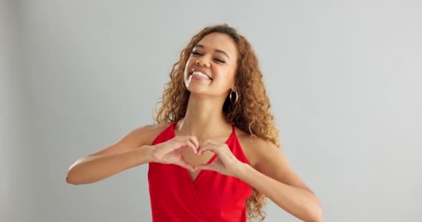 Mulher Feliz Amor Apoio Com Mãos Coração Para Romance Cuidado — Vídeo de Stock