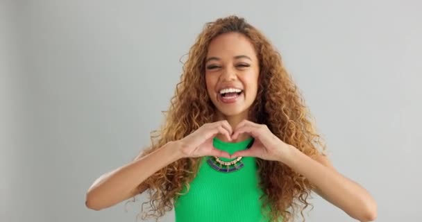 Mulher Feliz Amor Cuidado Com Mãos Coração Para Romance Confiança — Vídeo de Stock